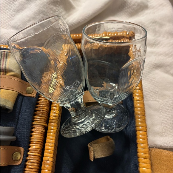 Vintage Insulated Wine Picnic Basket with Wine Journal and other Accessories - Picture 13 of 13